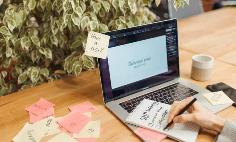 How Custom Sticky Notes Create Structure in a Busy Workday